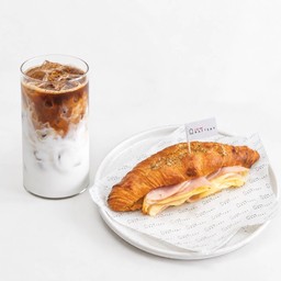 [เซตสุดฮิต] ลาเต้ (เย็น) + ครัวซองค์แฮมชีส