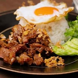 หมูกระเทียมราดข้าว