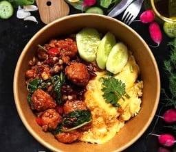 ไข่ข้นกระเพราลูกชิ้นเนื้อ