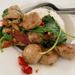 กะเพราลูกชิ้นเนื้อราดข้าว