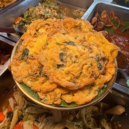 (17) ไข่เจียวโหระพาหอมใหญ่
