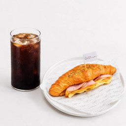 [เซตสุดฮิต] อเมริกาโน่ (เย็น) + ครัวซองค์แฮมชีส