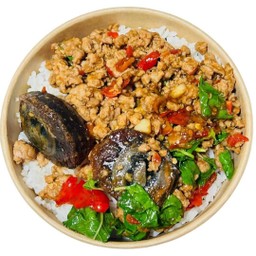 ข้าวกะเพราหมูสับ ไข่เยี่ยวม้า