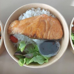 ข้าวหน้าปลาแซลมอน