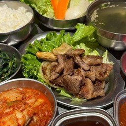 ชุดข้าวหน้าหมูสันคอย่างเกลือ BBQ