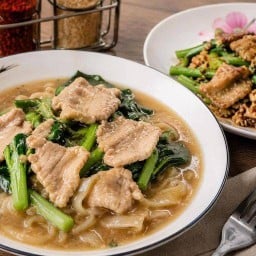 เตี้ยเอ็มไพร์ ราดหน้านวลจันทร์ (คิวรถแดง)