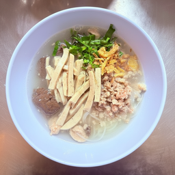 ธรรมดา=หมูยอ+หมูสับ+เลือด+หมูเด้ง   ถ้าเพิ่มอย่างอื่นกดเพิ่มด้านล่างได้เลยคะ