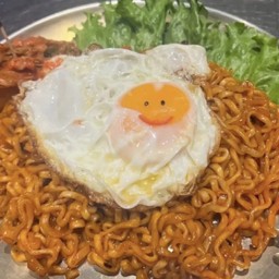 Korea!! ผัดรามยอนสไปซี่ ไข่ดาว