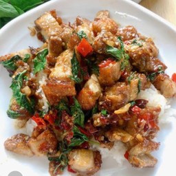 ข้าวกระเพราหมูกรอบ
