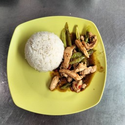 ผัดพริกหยวกหมูชิ้นราดข้าว