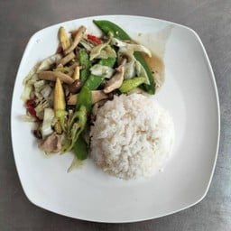 ผัดผักรวมหมูชิ้นราดข้าว