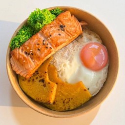 ข้าวหน้าแซลมอนนอร์เวย์ ย่างเกลือ-ไข่ดาว