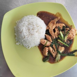 ผัดพริกเผาหมูชิ้นราดข้าว