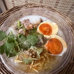 โจ๊กโบราณ ไก่ฉีก หมูสับ ตับหมู ไข่เค็ม