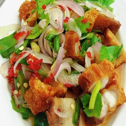 ยำหมูกรอบ