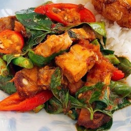 ข้าวผัดพริกแกงหมูชิ้น