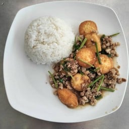 เต้าหู้หมูสับทรงเครื่องราดข้าว