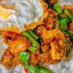 ข้าวผัดพริกแกงหมูกรอบ