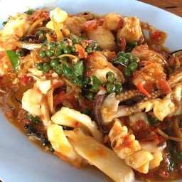 ข้าวผัดเผ็ดทะเล