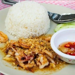หมึกผัดกระเทียมพริกไทย + ข้าว + พริกน้ำปลา