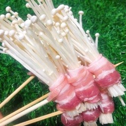 หมูพันเห็ดเข็มทอง
