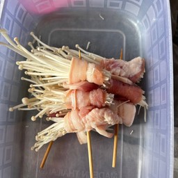 หมูพันเห็ดเข็มทอง