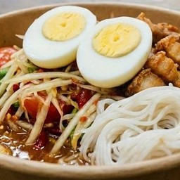 ส้มตำปลาร้าหมูสามชั้นทอด ไข่ต้ม+ขนมจีน