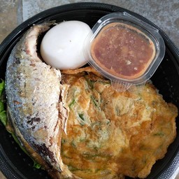 ข้าวปลาทูแกะ+ไข่เจียวชะอม+ไข่ต้ม+น้ำพริกกะปิ(ไม่มีชุดผัก)