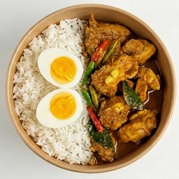 ข้าวราดแกงคั่วกระดูกหมู-ไข่ต้ม