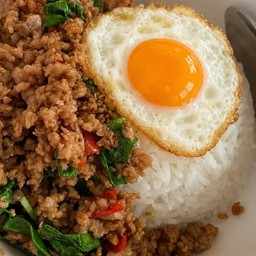 噶抛肉末 煎蛋盖饭กระเพราหมูสับราดข้าวใส่ไข่ดาว