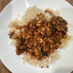 ข้าวกระเพราพริกแห้งหมูสับ