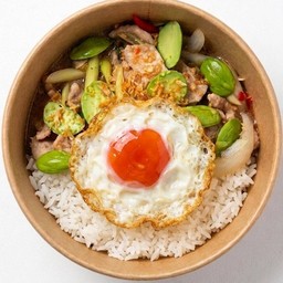 ข้าวราดผัดกะปิ-สะตอ ไข่ดาว