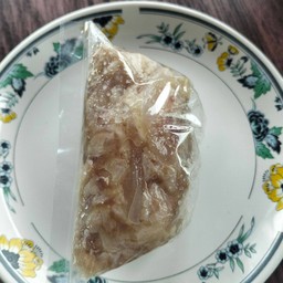 แหนมหมูใส่หนัง เปรี้ยวแบบธรรมชาติไม่ใส่สีทำเอง 1 ชิ้น