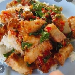 กระเพราหมูกรอบ