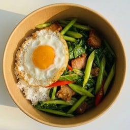 ข้าวราดหมูสามชั้นผัดคะน้า-ไข่ดาว