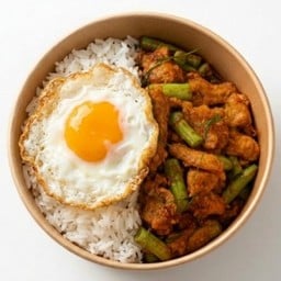ข้าวราดผัดพริกแกงใต้ ถั่วฝักยาว/คะน้า ไข่ดาว