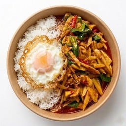 ข้าวราดผัดพริกแกงหมู-หน่อไม้สด ไข่ดาว