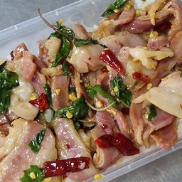 กะเพราะเบคอนผัดพริกแห้งราดข้าว