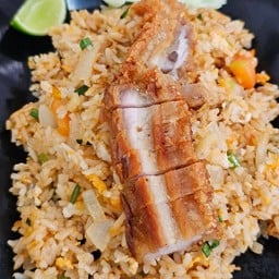 ข้าวผัดหมูกรอบ