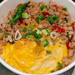 ข้าวไข่ข้นกระเพรา/ต้มเลือดหมู ซีดับเบิลยู ทาวเวอร์