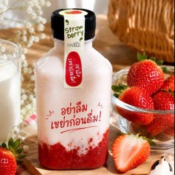 นมสดสตรอว์เบอร์รี่ ใช้เนื้อสตรอว์เบอร์รี่ล้วน หวานน้อย ขนาด 200 ml.