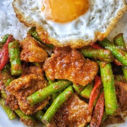ข้าว หมูผัดพริกแกงใส่ถั่วฝักยาว
