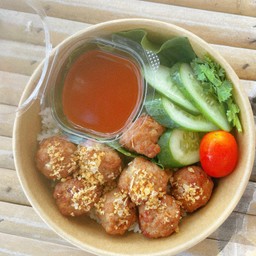 ข้าวหน้าหมูก้อนทอดกระเทียมพริกไทย
