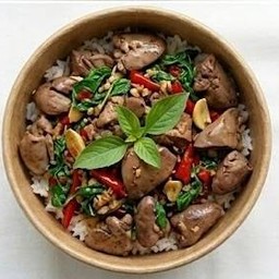 กระเพราเครื่องในไก่