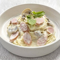 สปาเก็ตตี้ครีมซอสเห็ดไส้กรอก