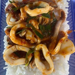 ผัดพริกแกงหมึกราดข้าว