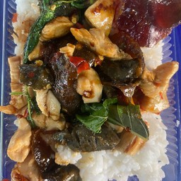 กะเพราไก่ไข่เยี่ยวม้าราดข้าว