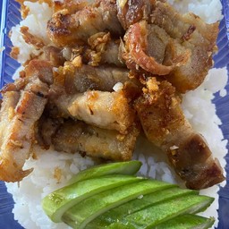 ข้าวหมูกรอบกระเทียม