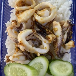 หมึกทอดกระเทียมราดข้าว