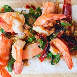 กะเพราพริกแห้งกุ้งราดข้าว